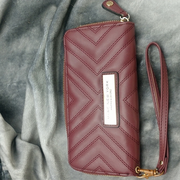 Marc New York Andrew Marc vinyl wallet - Picture 1 of 6